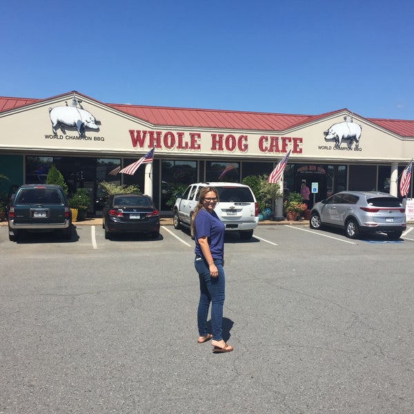 รูปภาพถ่ายที่ Whole Hog Cafe North Little Rock &amp; Catering โดย Ryan A. เมื่อ 9/3/2016