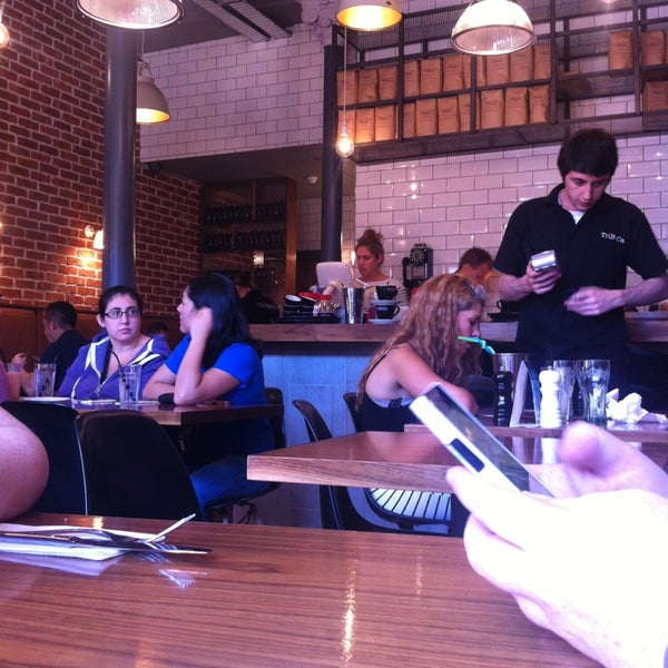 Das Foto wurde bei TriBeCa Cafe Bar von Jen am 8/25/2013 aufgenommen