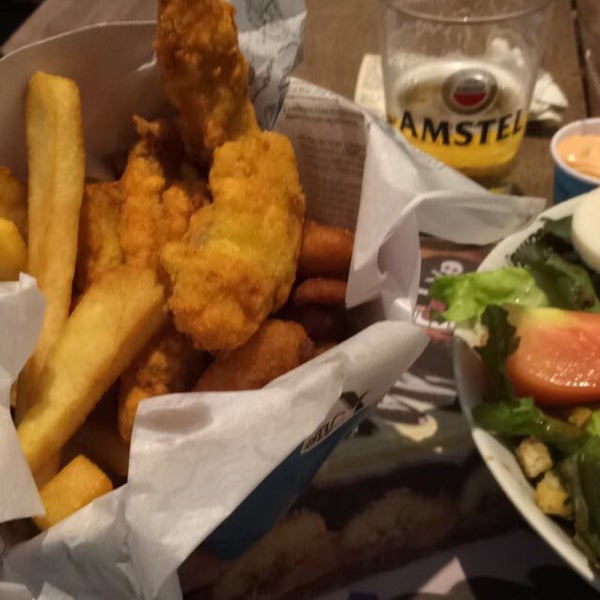 Photo taken at Victor Fish &#39;n&#39; Chips by Guilherme A. on 10/3/2015