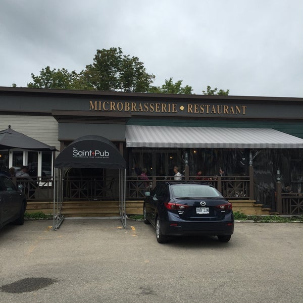 Photo taken at Saint-Pub - Microbrasserie Charlevoix by Stéphan P. on 8/12/2015