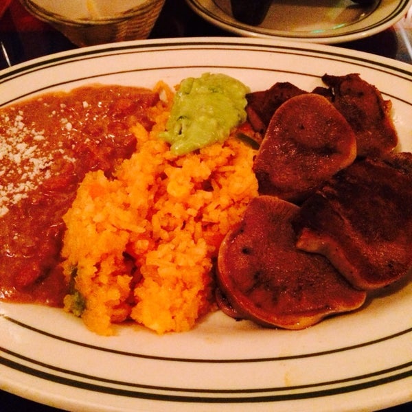 2/15/2014 tarihinde Greg W.ziyaretçi tarafından Tulcingo Del Valle Restaurant'de çekilen fotoğraf