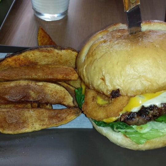 5/11/2014にLizette E.がAllegro Burgers &amp; Grillで撮った写真