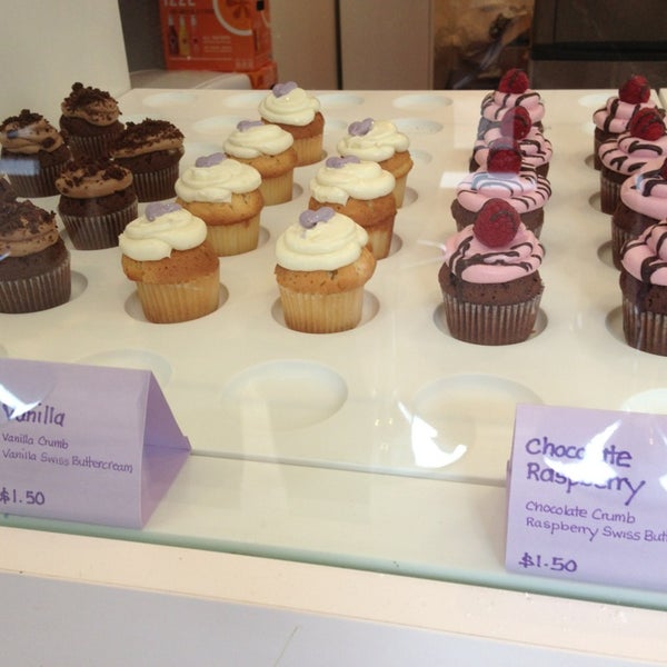 2/12/2013에 Ellen C님이 Sweet Buttons Desserts에서 찍은 사진