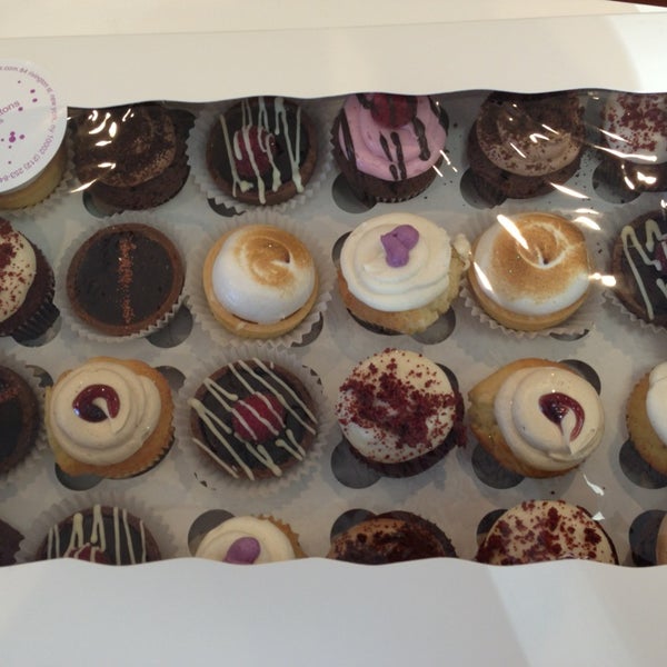 2/21/2013에 Ellen C님이 Sweet Buttons Desserts에서 찍은 사진