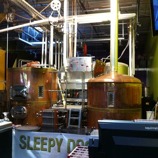 รูปภาพถ่ายที่ Sleepy Dog Saloon &amp; Brewery โดย Damon H. เมื่อ 8/11/2011