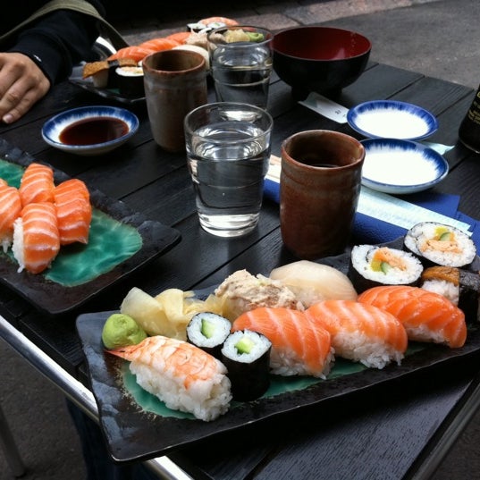 Снимок сделан в Zen Sushi - sushi &amp; sake пользователем Samu K. 8/16/2011