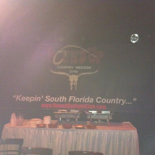 Foto tomada en Round Up Country Western Night Club &amp; Restaurant  por Ashley H. el 1/14/2011
