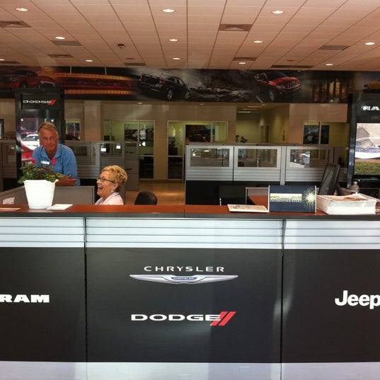 Foto scattata a Rick Hendrick Dodge Chrysler Jeep Ram da Ryan B. il 9/9/2011