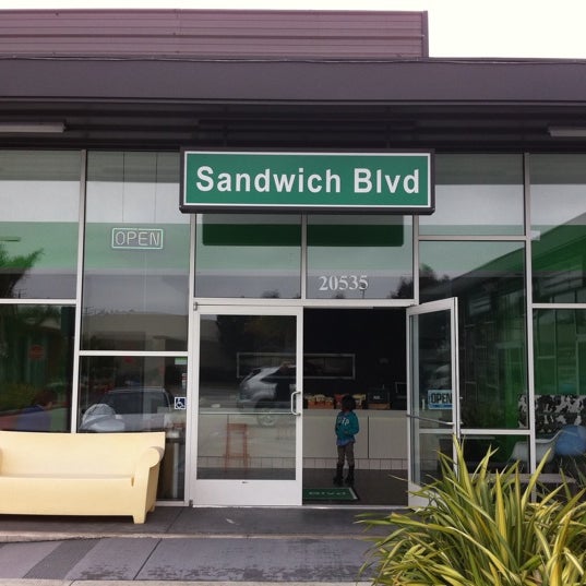 รูปภาพถ่ายที่ Sandwich Blvd โดย Sy เมื่อ 4/2/2011