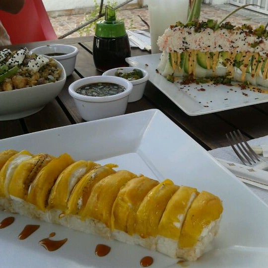 รูปภาพถ่ายที่ The Sushi &amp; Salads, Co โดย Javier G. เมื่อ 3/10/2012