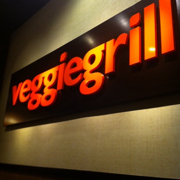 รูปภาพถ่ายที่ Veggie Grill โดย Lissa C. เมื่อ 12/8/2013