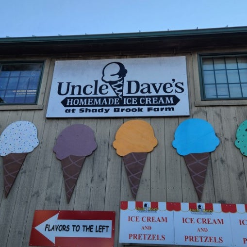 รูปภาพถ่ายที่ Uncle Dave&#39;s Homemade Ice Cream โดย Lola เมื่อ 8/19/2023