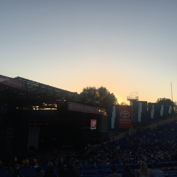 Foto diambil di Pacific Amphitheatre oleh Delana B. pada 7/27/2017