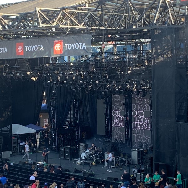 Foto diambil di Pacific Amphitheatre oleh Delana B. pada 8/11/2019