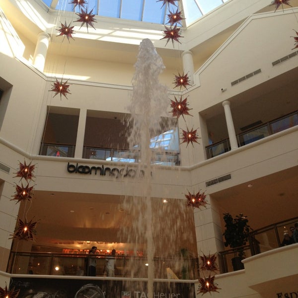 Das Foto wurde bei Aventura Mall Fountain von Kary D. am 2/2/2013 aufgenommen