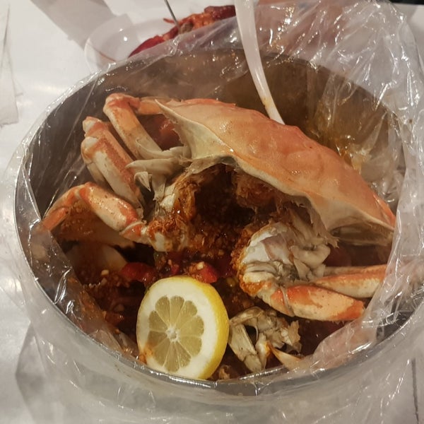 Das Foto wurde bei Nine Seafood Restaurant von Christopher N. am 4/14/2019 aufgenommen