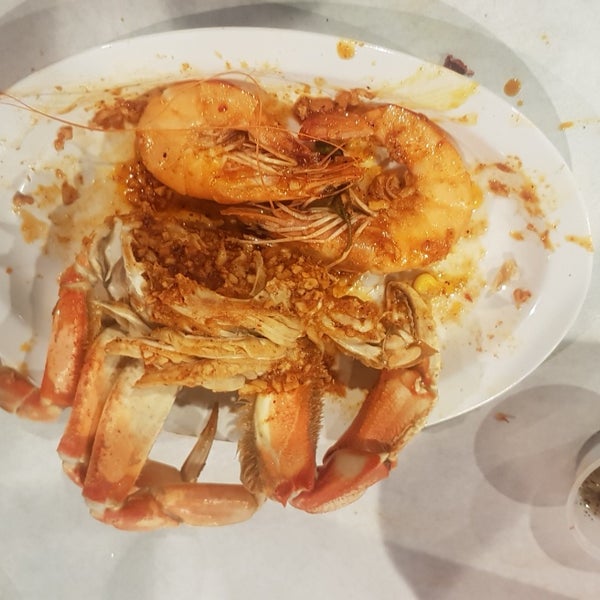 Снимок сделан в Nine Seafood Restaurant пользователем Christopher N. 4/14/2019