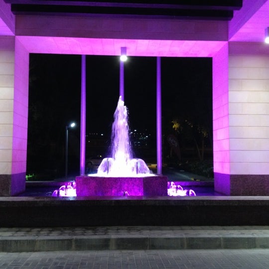 Foto tirada no(a) Mafraq Hotel Abu Dhabi por Lena U. em 11/25/2012
