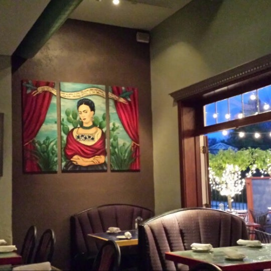 รูปภาพถ่ายที่ Lopez SouthWest Kitchen &amp; Tequila Saloon โดย John M. เมื่อ 5/12/2014
