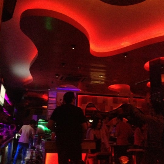 Das Foto wurde bei Le Saint Tropez Cocktail Bar von Oleg M. am 10/25/2012 aufgenommen