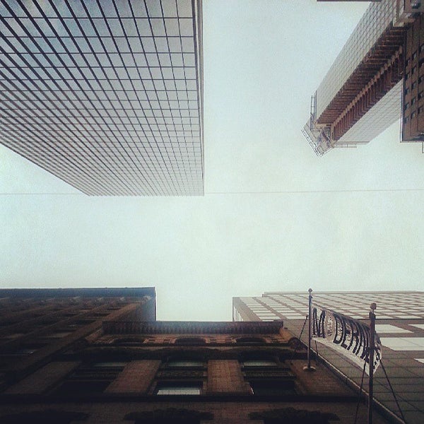 รูปภาพถ่ายที่ The Moderne Hotel โดย Ragnarok N. เมื่อ 7/10/2013