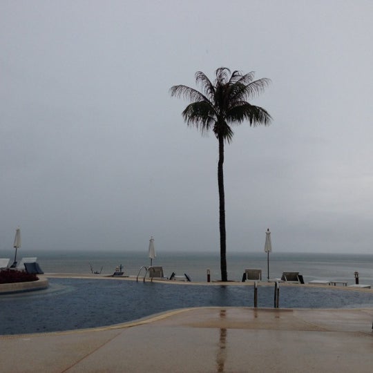 Foto tirada no(a) Buri Beach Resort por Mikhail Y. em 11/25/2012