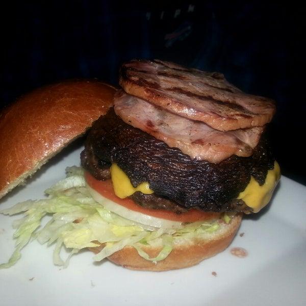 Das Foto wurde bei The Burger Bistro von Kathy O. am 4/1/2015 aufgenommen