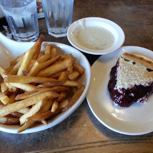 Das Foto wurde bei Shari&#39;s Cafe and Pies von Cynthia L. am 4/28/2013 aufgenommen