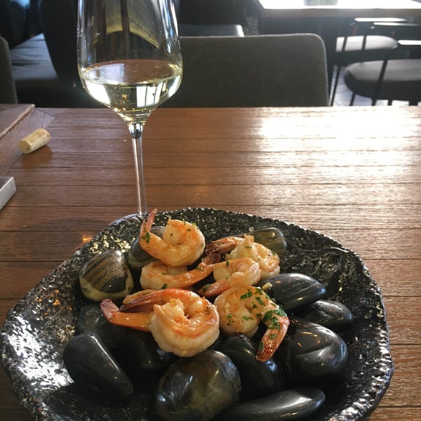 Das Foto wurde bei Юнга Seafood &amp; Bar von Orangegrow 🍊 am 6/25/2018 aufgenommen