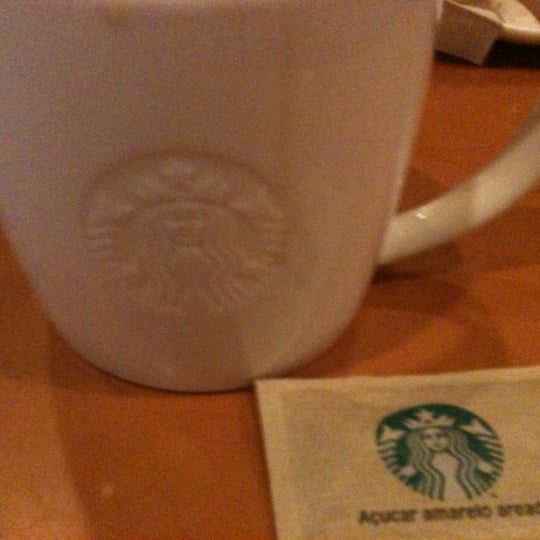 รูปภาพถ่ายที่ Starbucks โดย Mónica P. เมื่อ 11/25/2012