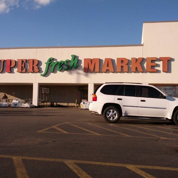 Super Fresh Market Department Store in Waukegan