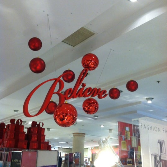 รูปภาพถ่ายที่ Southpark Mall โดย Laura-Peter C. เมื่อ 11/23/2012