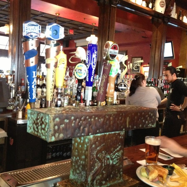 รูปภาพถ่ายที่ Siné Irish Pub &amp; Restaurant โดย Bill K. เมื่อ 2/9/2013