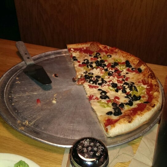 รูปภาพถ่ายที่ Mia&#39;s Pizza &amp; Eats โดย Becky R. เมื่อ 10/17/2014