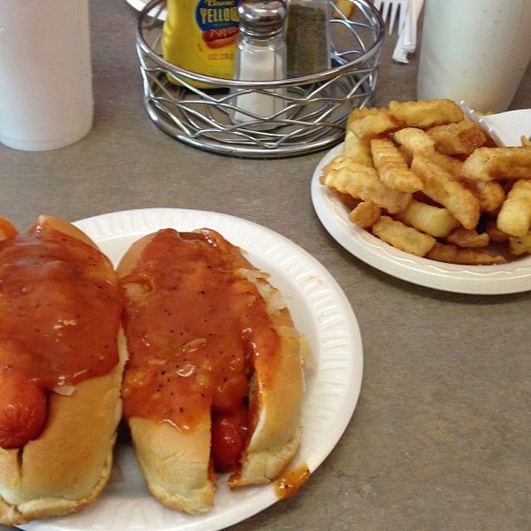 Foto diambil di Chris&#39; Famous Hotdogs oleh Brandon B. pada 6/5/2013