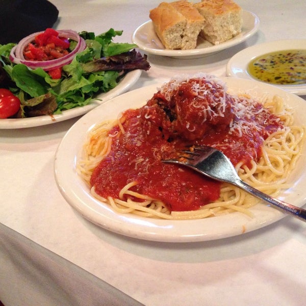 Снимок сделан в Amerigo Italian Restaurant пользователем Arina A. 11/21/2014