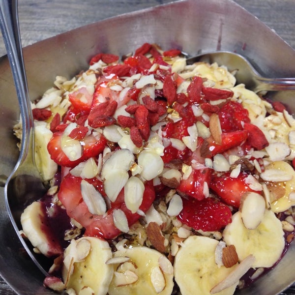 Photo taken at Vitality Bowls by Sheryll S. on 10/28/2013