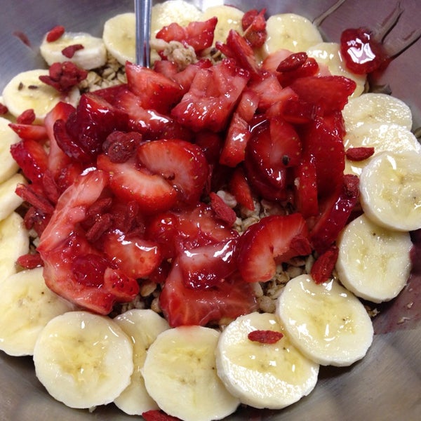 Photo taken at Vitality Bowls by Sheryll S. on 10/21/2013
