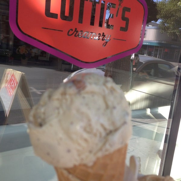 รูปภาพถ่ายที่ Lottie&#39;s Creamery โดย Sheryll S. เมื่อ 7/5/2013