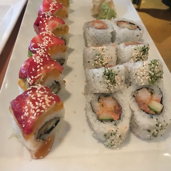 รูปภาพถ่ายที่ Sushi Sasa โดย Liz O. เมื่อ 5/12/2016