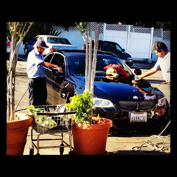 รูปภาพถ่ายที่ Bonus Car Wash โดย Daniel C. เมื่อ 11/24/2012