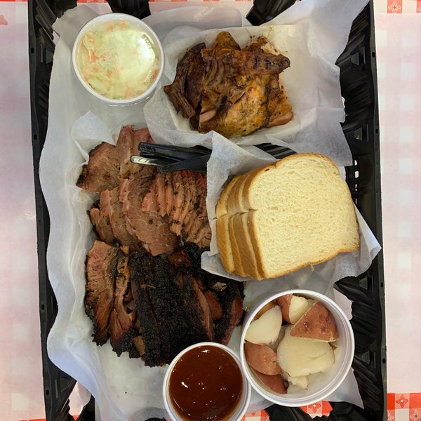 Photo taken at Rudy&#39;s Country Store &amp; Bar-B-Q by Faisal on 8/11/2019