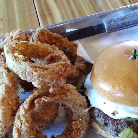 Foto diambil di Shady&#39;s Burgers &amp; Brewhaha oleh sarah m. pada 10/19/2013