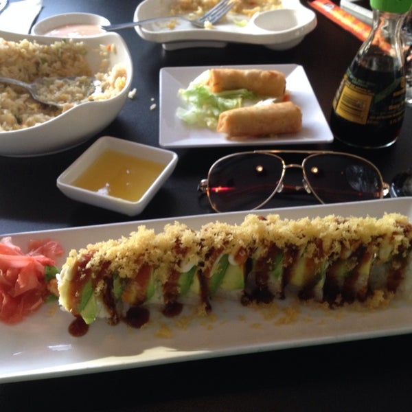 Photo taken at Nigiri Sushi Bar &amp; Restaurant by Oscar Alejandro on 8/18/2014
