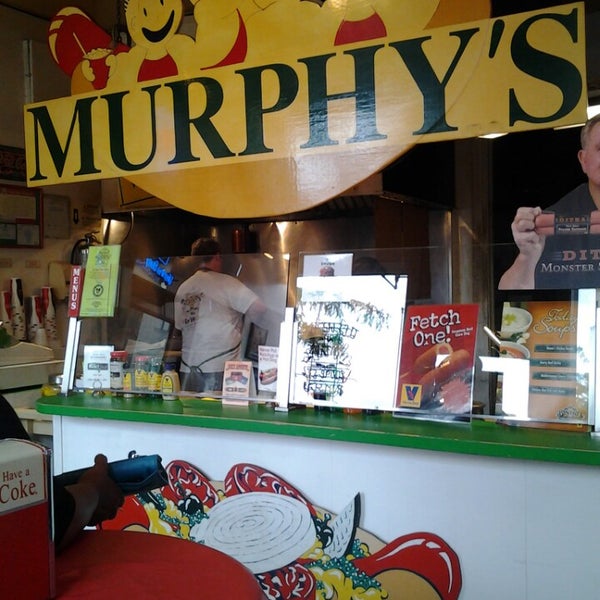 รูปภาพถ่ายที่ Murphy&#39;s Red Hots โดย Aaron P. เมื่อ 6/2/2014