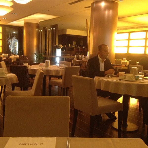 Foto diambil di Avalon Restaurant oleh Andrej M. pada 7/17/2013