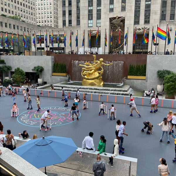 Foto tomada en The Rink at Rockefeller Center  por Joel S. el 6/25/2022