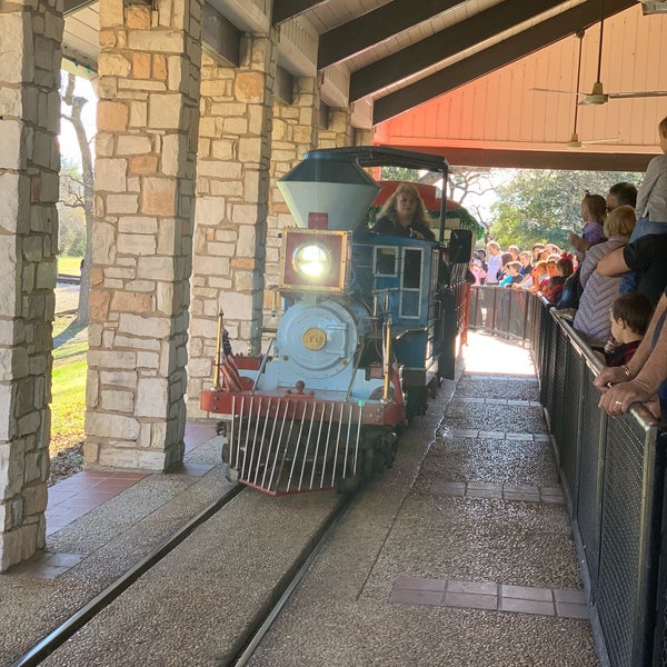 Foto tirada no(a) San Antonio Zoo - Train Depot (@SanAntonioZoo) por Joel S. em 1/4/2019