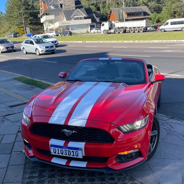 É interessante poder ver tantos carros esportivos, mas é alto custo, os passeio dirigindo são monótonos, principalmente se houver trânsito carregado! O custo das fotos é um roubo, não vale a pena…