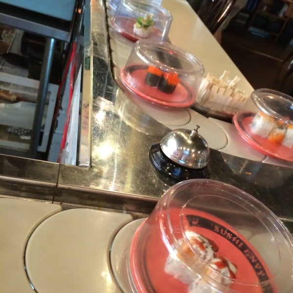 Foto diambil di Sushi Envy oleh andie S. pada 8/8/2014